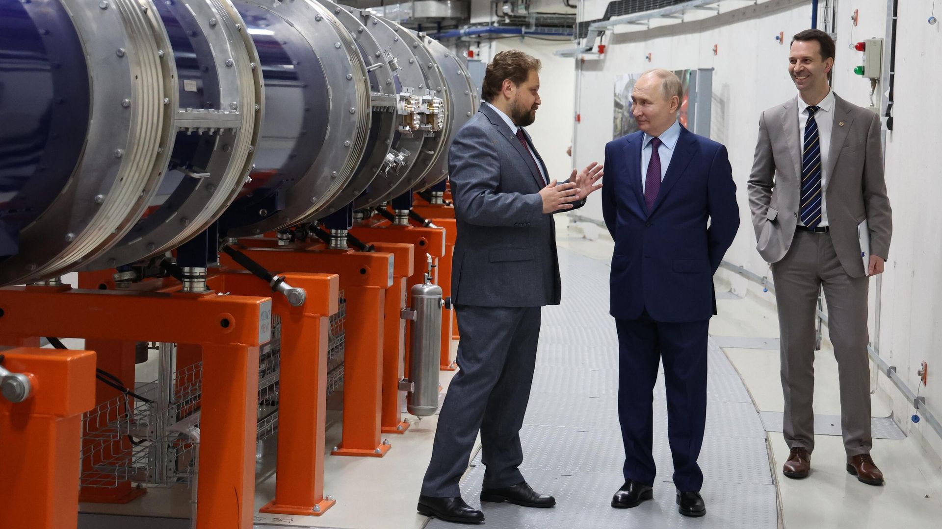 Президент РФ Владимир Путин во время осмотра кольца коллайдера тяжёлых ионов комплекса NICA в Объединенном институте ядерных исследований в Дубне. 13 июня 2024 Президент РФ Владимир Путин во время осмотра кольца коллайдера тяжёлых ионов комплекса NICA в Объединенном институте ядерных исследований в Дубне. 13 июня 2024 - РИА Новости, 1920, 13.06.2024