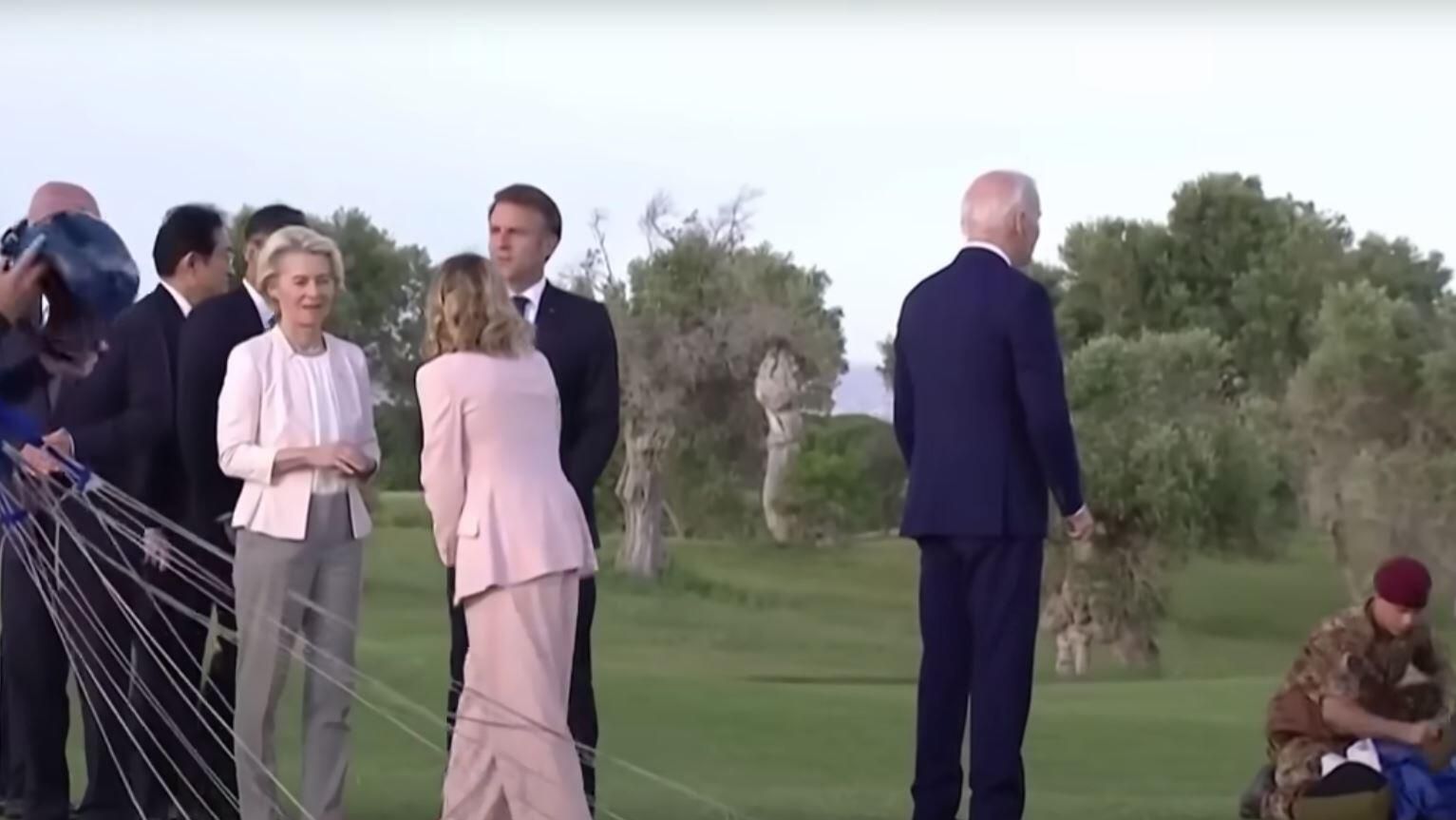 Лидеры G7 на выступлении парашютистов на саммите в Италии Лидеры G7 на выступлении парашютистов на саммите в Италии - РИА Новости, 1920, 14.06.2024