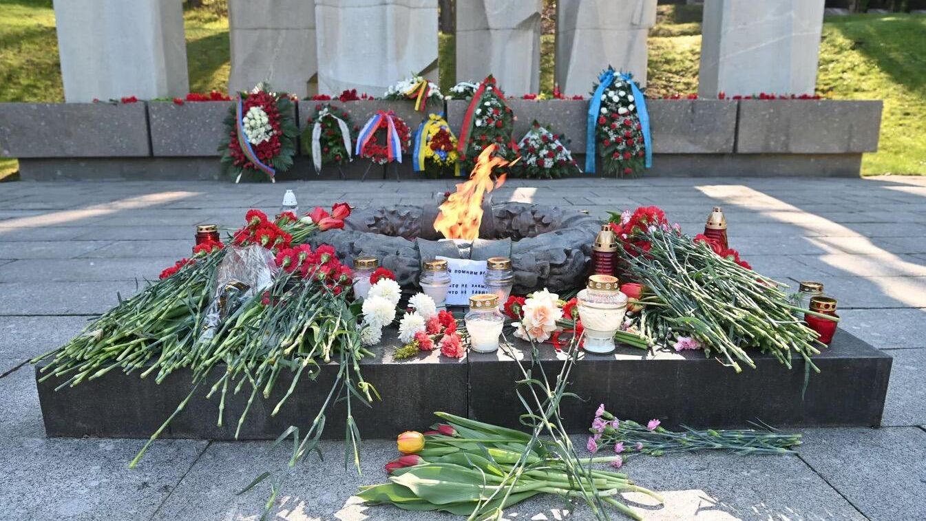 Мемориал советским воинам на Антакальнисском кладбище Вильнюса Мемориал советским воинам на Антакальнисском кладбище Вильнюса - РИА Новости, 1920, 14.06.2024