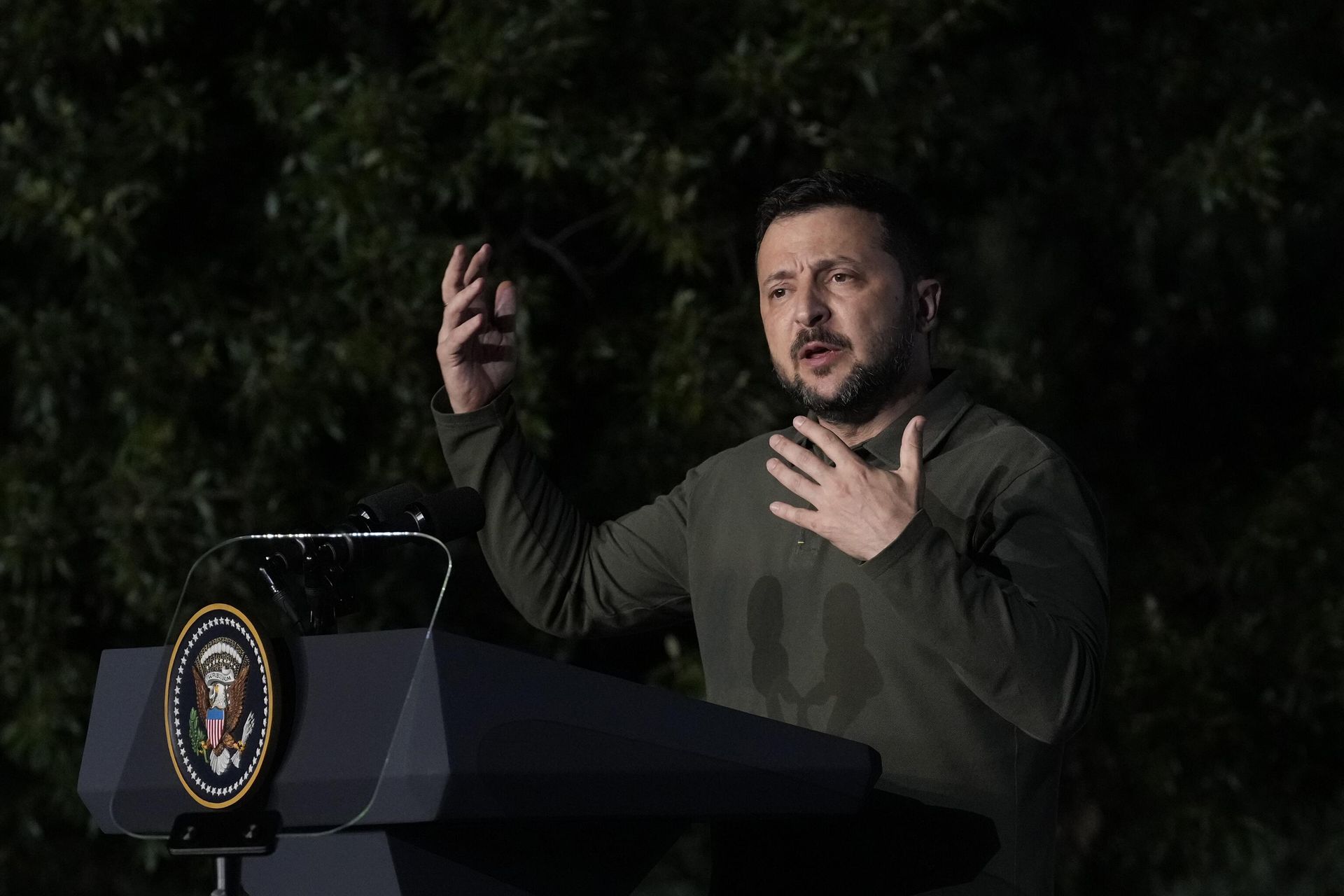 Президент Украины Владимир Зеленский во время пресс-конференции после подписания двустороннего соглашения о безопасности с президентом США Джо Байденом Президент Украины Владимир Зеленский во время пресс-конференции после подписания двустороннего соглашения о безопасности с президентом США Джо Байденом - РИА Новости, 1920, 19.06.2024