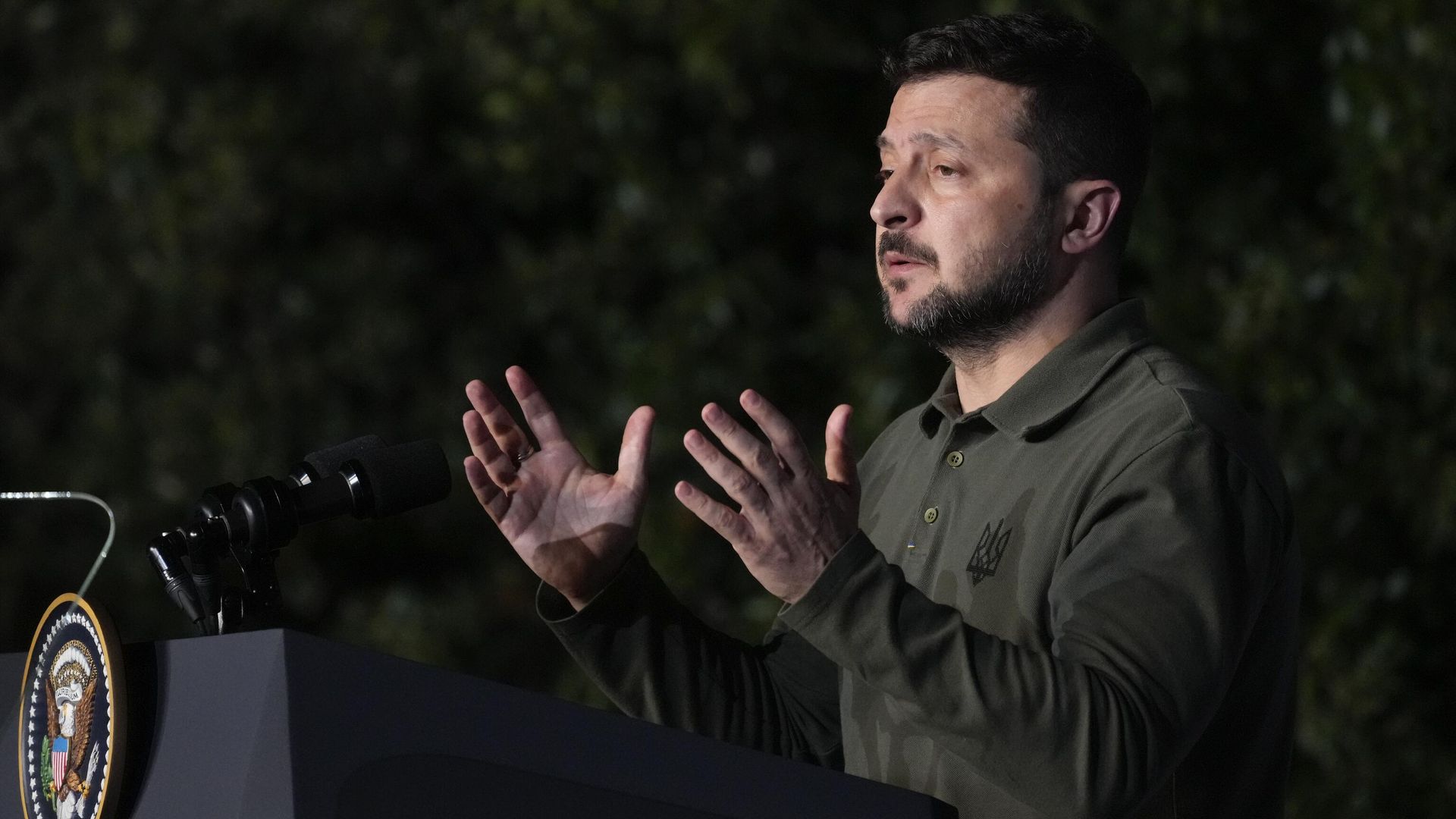 Президент Украины Владимир Зеленский во время пресс-конференции после подписания двустороннего соглашения о безопасности с президентом США Джо Байденом - РИА Новости, 1920, 21.06.2024