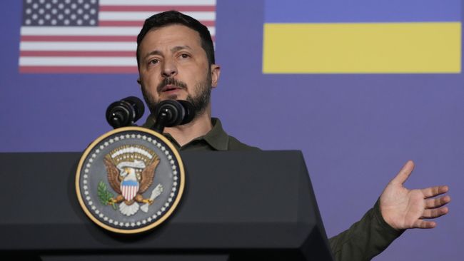 Президент Украины Владимир Зеленский на саммите G7 в Италии Президент Украины Владимир Зеленский на саммите G7 в Италии