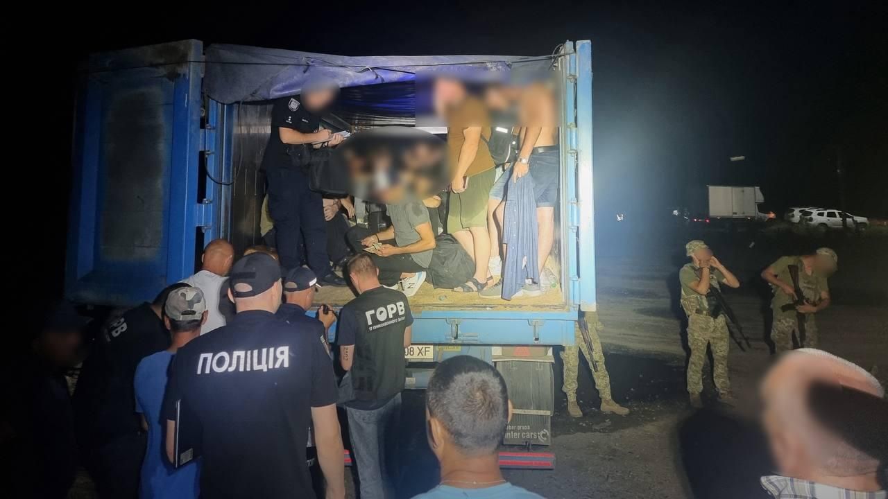 Грузовик с 41-м украинцем, пытавшийся выехать с Украины Грузовик с 41-м украинцем, пытавшийся выехать с Украины - РИА Новости, 1920, 02.11.2024
