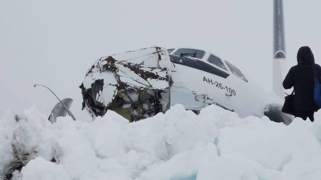 Место происшествия, где самолет Ан-26 совершил жесткую посадку в двух километрах от аэродрома Утренний на Ямале Место происшествия, где самолет Ан-26 совершил жесткую посадку в двух километрах от аэродрома Утренний на Ямале