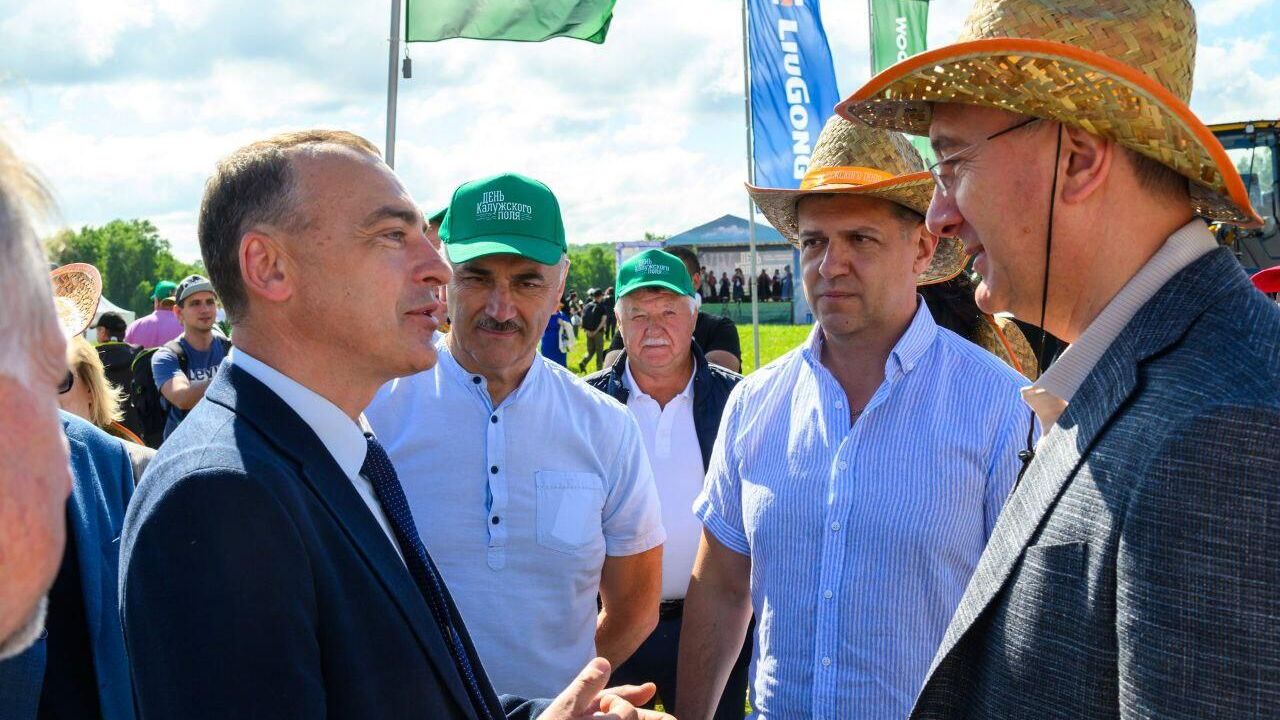 Губернатор Калужской области Владислав Шапша принял участие в торжественной церемонии открытия ежегодной выставки передовых технологий в сельском хозяйстве День Калужского поля Губернатор Калужской области Владислав Шапша принял участие в торжественной церемонии открытия ежегодной выставки передовых технологий в сельском хозяйстве День Калужского поля - РИА Новости, 1920, 14.06.2024