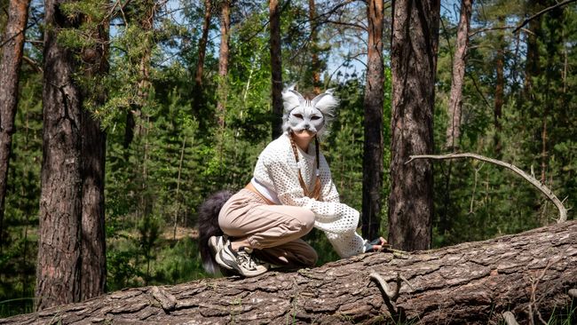 Девочка в маске кошки