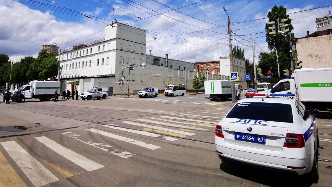 Автомобиль ДПС у СИЗО-1 в Ростове-на-Дону во время захвата заложников - РИА Новости, 1920, 25.06.2024