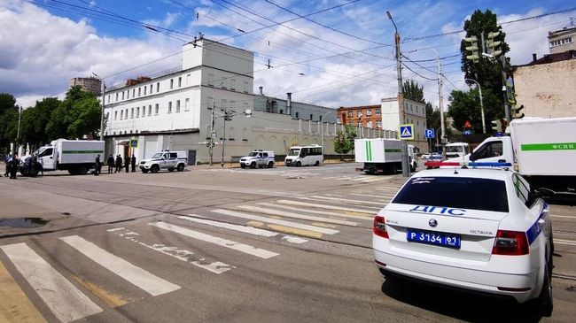 Автомобиль ДПС у СИЗО-1 в Ростове-на-Дону во время захвата заложников Автомобиль ДПС у СИЗО-1 в Ростове-на-Дону во время захвата заложников