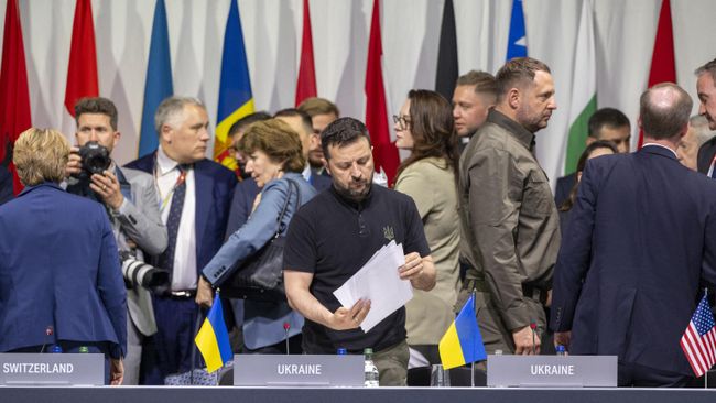 Владимир Зеленский во время пленарного заседания  мирного саммита по Украине на курорте Бюргеншток, Швейцария. 16 июня 2024