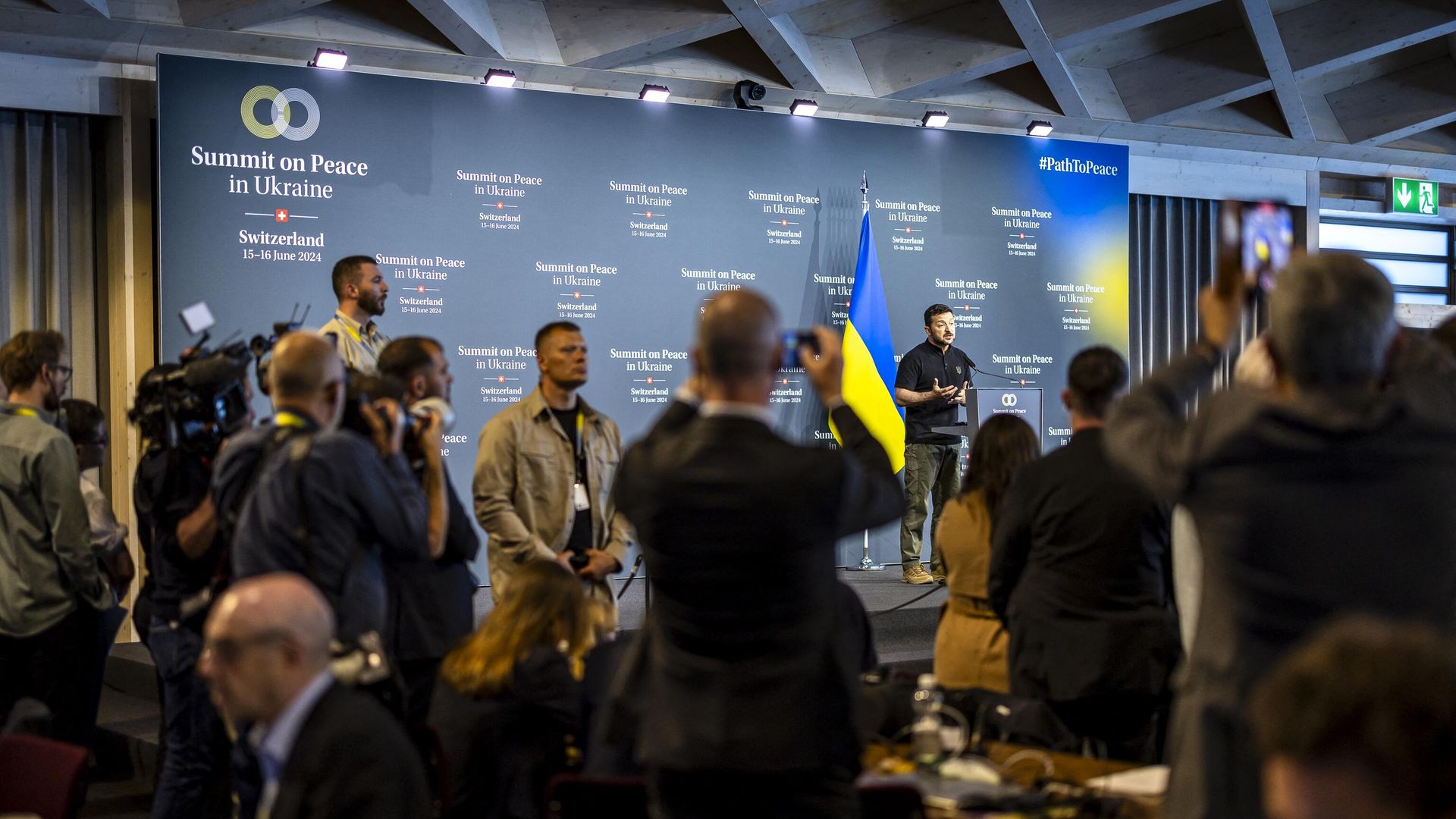 Владимир Зеленский на конференции по Украине на курорте Бюргеншток, Швейцария. 16 июня 2024 Владимир Зеленский на конференции по Украине на курорте Бюргеншток, Швейцария. 16 июня 2024 - РИА Новости, 1920, 17.06.2024