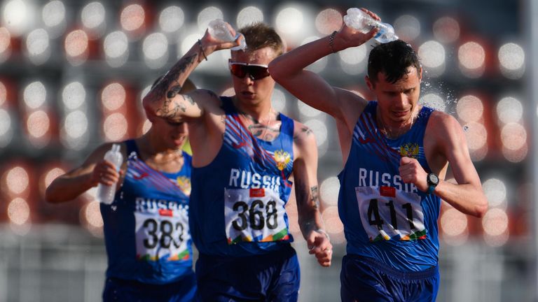 Слева направо: Василий Мизинов (Россия), Сергей Кожевников (Россия), Сергей Широбоков (Россия) в финальных соревнованиях по спортивной ходьбе на 10000 метров среди мужчин на спортивных играх стран БРИКС в Казани
