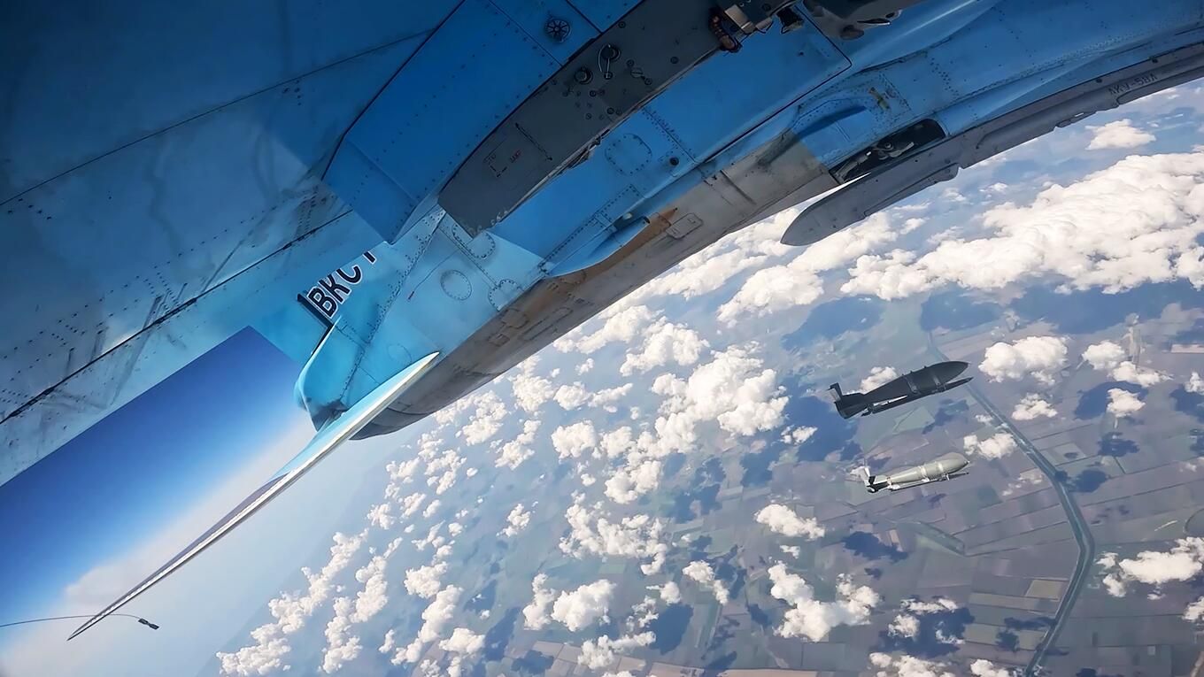 Истребитель-бомбардировщик Су-34 ВКС России, наносит удар по месту дислокации подразделений противника в зоне СВО Истребитель-бомбардировщик Су-34 ВКС России, наносит удар по месту дислокации подразделений противника в зоне СВО - РИА Новости, 1920, 22.07.2024