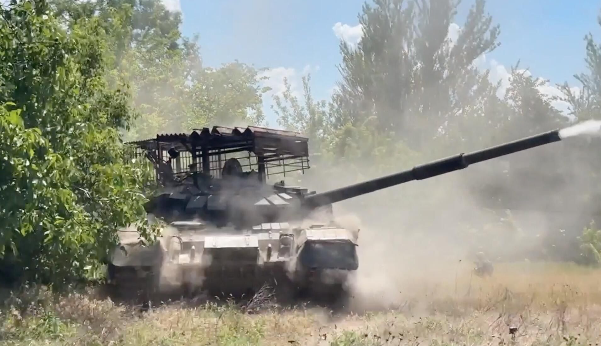 Военнослужащие экипажа танка Т-72Б3 мотострелкового соединения группировки войск Центр разгромили опорный пункт ВСУ на Авдеевском направлении Военнослужащие экипажа танка Т-72Б3 мотострелкового соединения группировки войск Центр разгромили опорный пункт ВСУ на Авдеевском направлении - РИА Новости, 1920, 20.06.2024