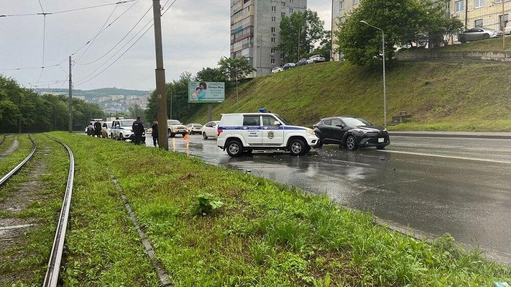 Место ДТП, где водитель иномарки врезался в патрульную машину полиции во Владивостоке. 17 июня 2024 Место ДТП, где водитель иномарки врезался в патрульную машину полиции во Владивостоке. 17 июня 2024 - РИА Новости, 1920, 17.06.2024