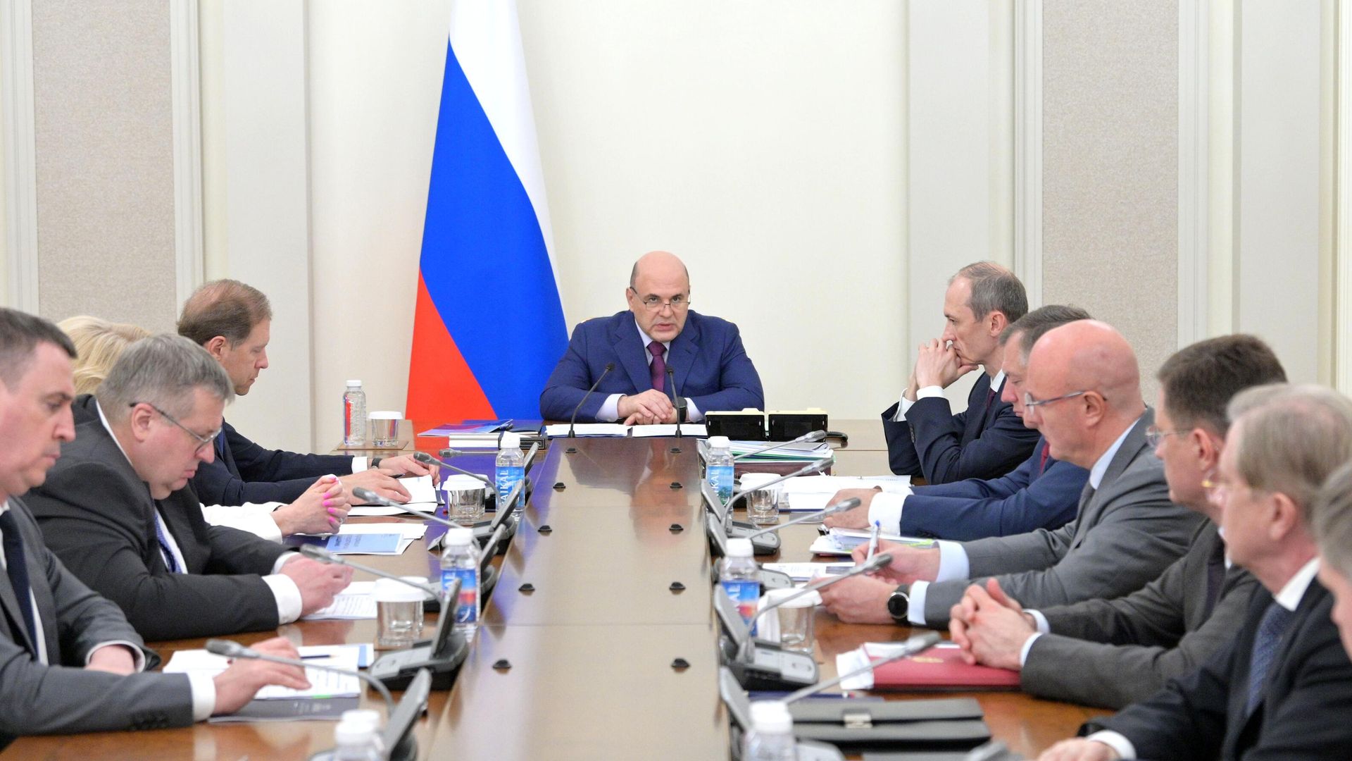 Председатель правительства России Михаил Мишустин проводит совещание с вице-премьерами Председатель правительства России Михаил Мишустин проводит совещание с вице-премьерами - РИА Новости, 1920, 17.06.2024