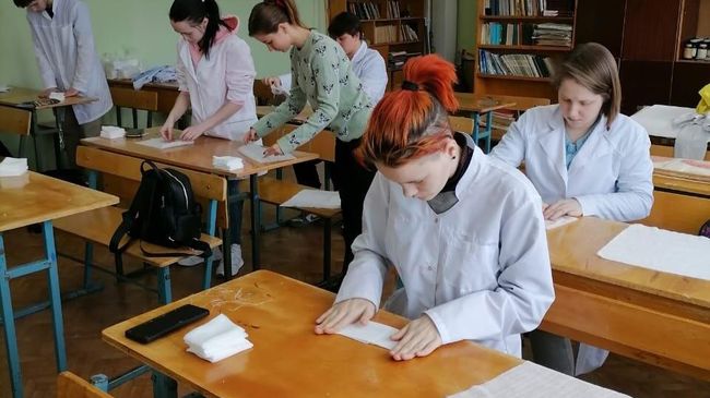 Магаданские волонтеры создают перевязочный материал для бойцов СВО