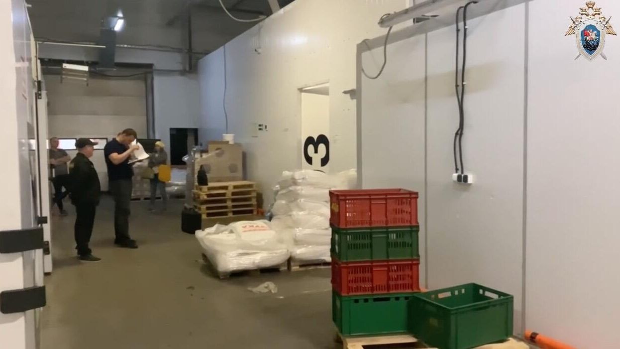 Сотрудники СК РФ проводят обыски в местах реализации продуктов питания из-за отравления людей в Москве Сотрудники СК РФ проводят обыски в местах реализации продуктов питания из-за отравления людей в Москве - РИА Новости, 1920, 18.06.2024