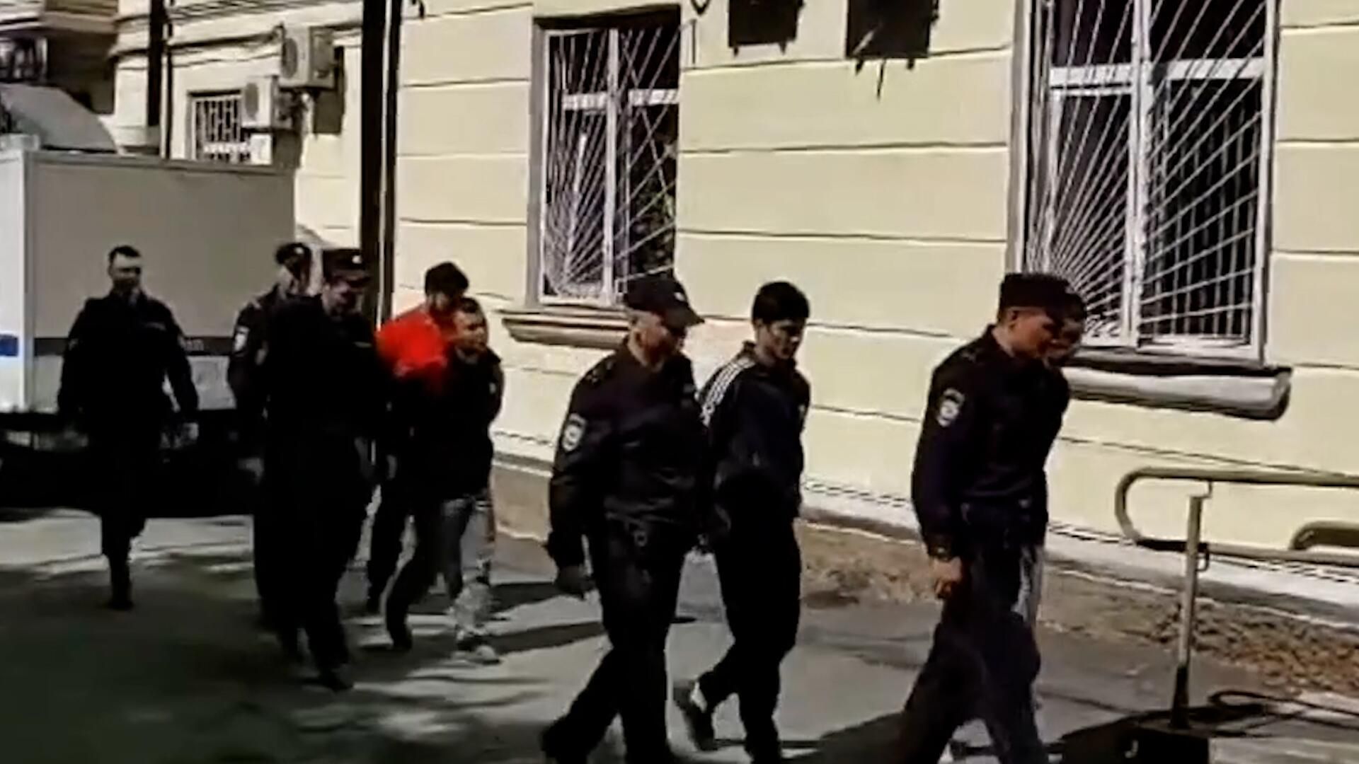 Мигранты, подозреваемые в групповом изнасиловании девушки в Приморском крае Мигранты, подозреваемые в групповом изнасиловании девушки в Приморском крае - РИА Новости, 1920, 18.06.2024