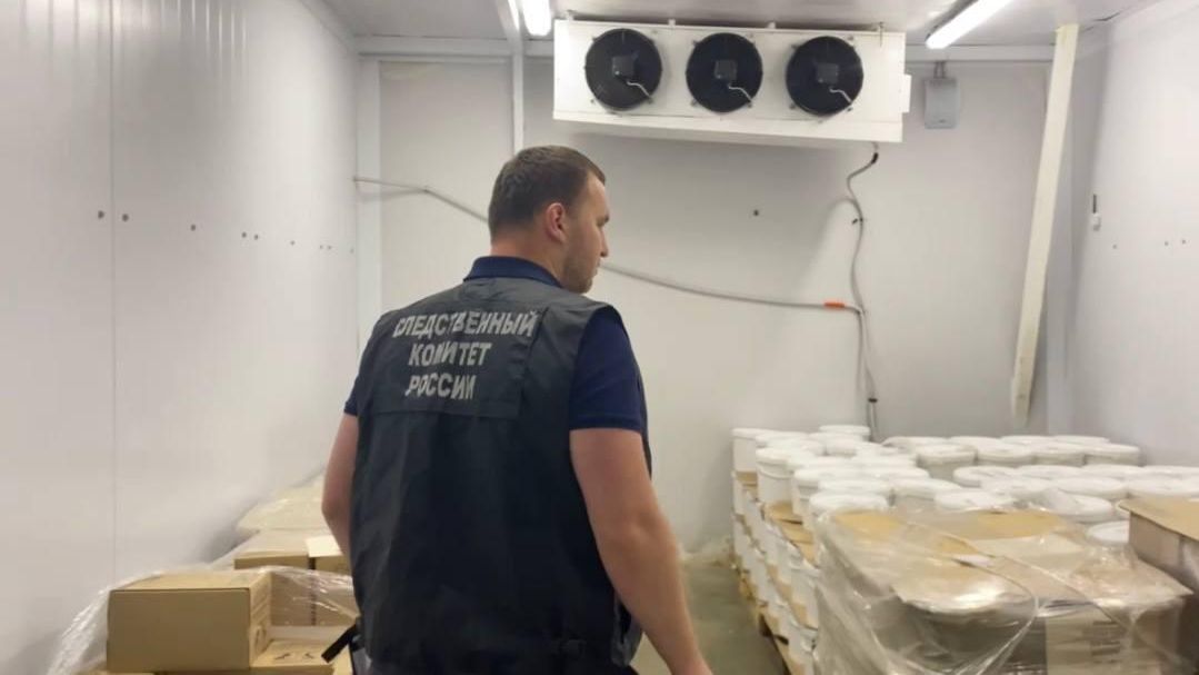 Сотрудник СК РФ во время обысков в местах реализации продуктов питания из-за отравления людей Сотрудник СК РФ во время обысков в местах реализации продуктов питания из-за отравления людей - РИА Новости, 1920, 11.07.2024