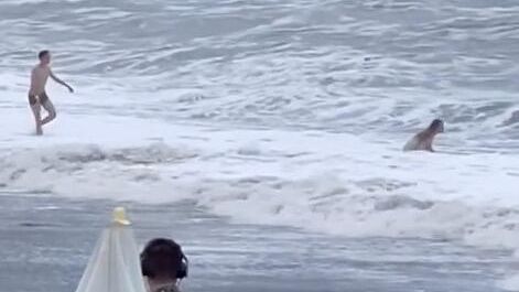 Девушка, которую сбило волной во время волнения на море в Сочи Девушка, которую сбило волной во время волнения на море в Сочи - РИА Новости, 1920, 18.06.2024