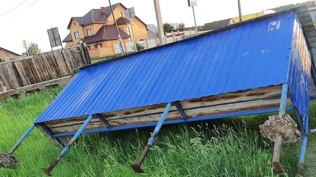 Упавшая из-за ветра остановка на улице Аникина в городе Усолье Упавшая из-за ветра остановка на улице Аникина в городе Усолье