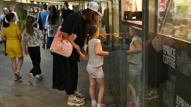 Люди в подземном переходе станции метро