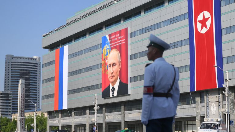 Баннер с портретом президента РФ Владимира Путина на здании в Пхеньяне Баннер с портретом президента РФ Владимира Путина на здании в Пхеньяне