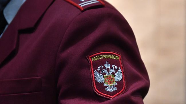 Шеврон на фирменном кителе сотрудника Роспотребнадзора
