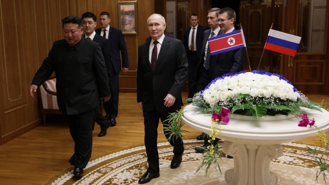 Президент РФ Владимир Путин и председатель государственных дел Корейской Народно-Демократической Республики Ким Чен Ын