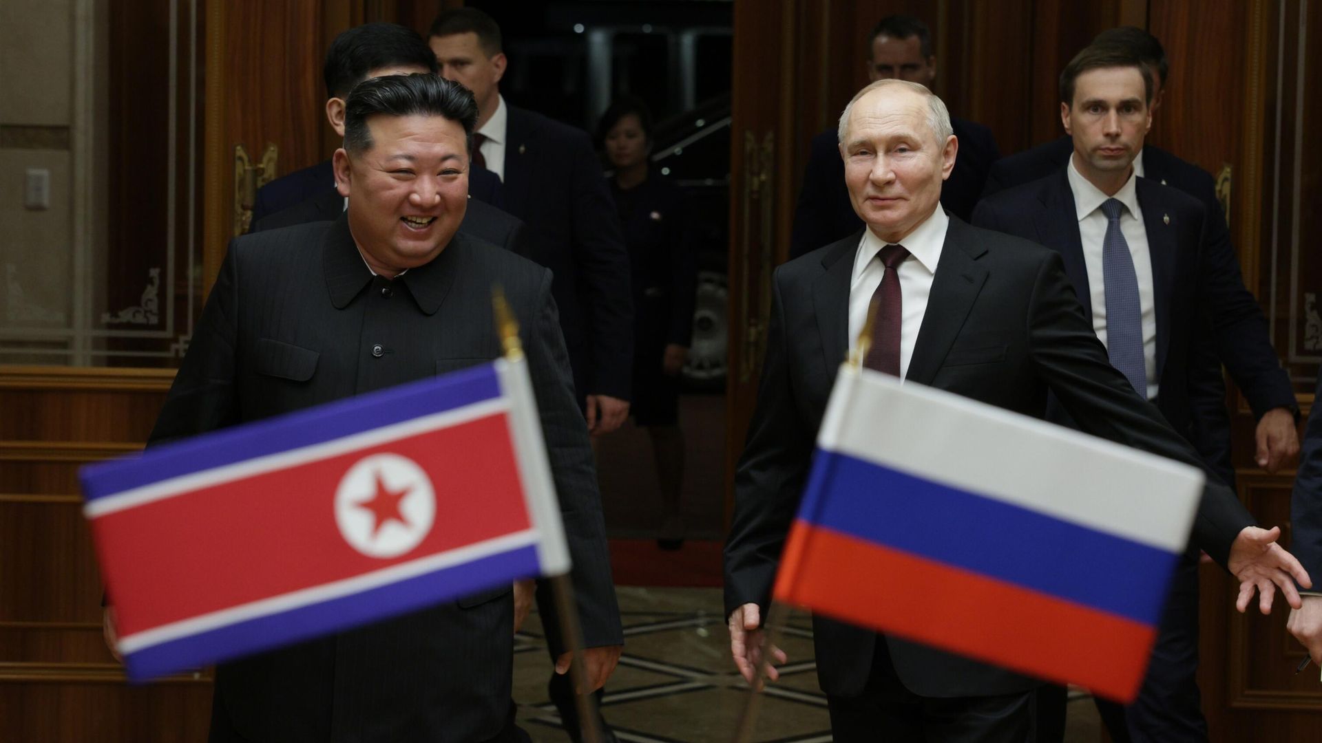 Президент РФ Владимир Путин и председатель государственных дел Корейской Народно-Демократической Республики Ким Чен Ын Президент РФ Владимир Путин и председатель государственных дел Корейской Народно-Демократической Республики Ким Чен Ын - РИА Новости, 1920, 19.06.2024