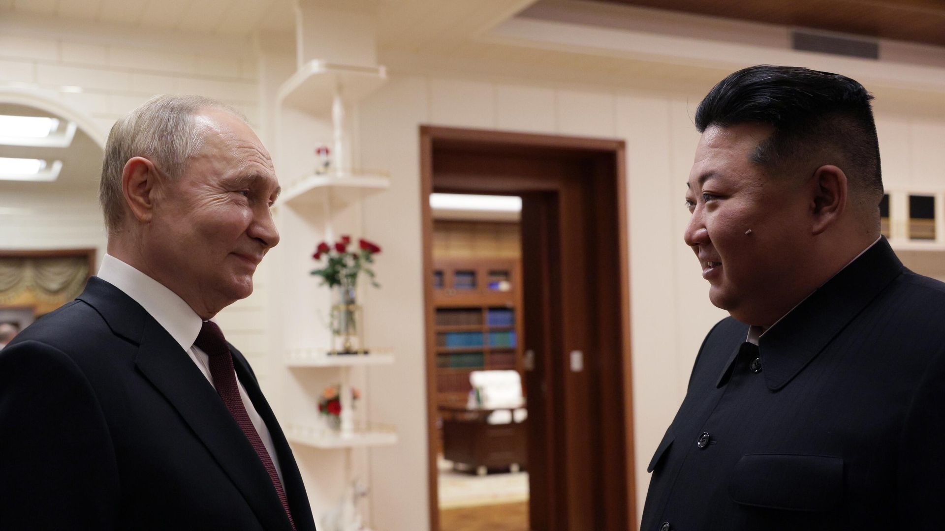Президент России Владимир Путин и председатель государственных дел Корейской Народно-Демократической Республики Ким Чен Ын Президент России Владимир Путин и председатель государственных дел Корейской Народно-Демократической Республики Ким Чен Ын - РИА Новости, 1920, 19.06.2024