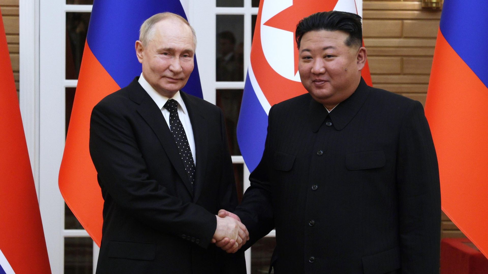Президент России Владимир Путин и председатель государственных дел КНДР Ким Чен Ын во время церемонии официальной встречи в Пхеньяне Президент России Владимир Путин и председатель государственных дел КНДР Ким Чен Ын во время церемонии официальной встречи в Пхеньяне - РИА Новости, 1920, 25.12.2025