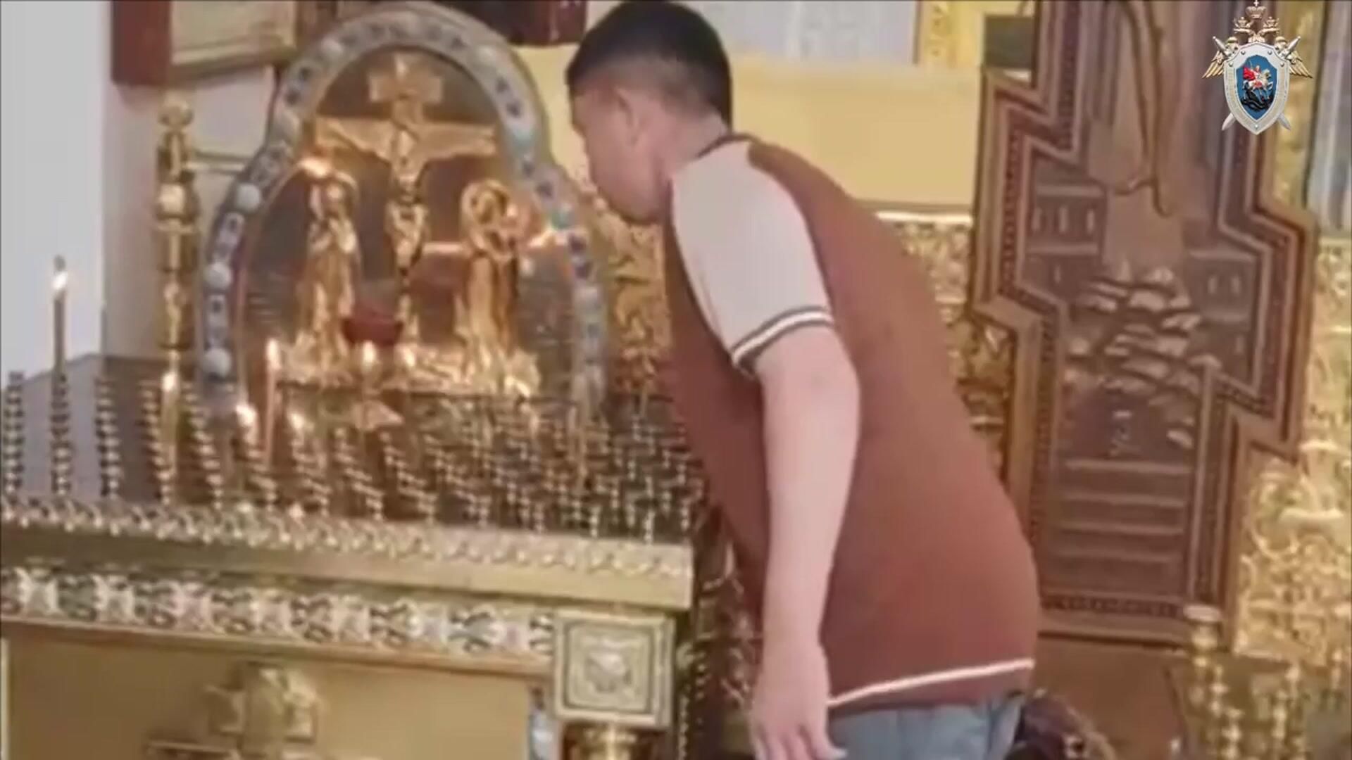 Гражданин Таджикистана затушил свечи в церкви с целью оскорбить чувства православных Гражданин Таджикистана затушил свечи в церкви с целью оскорбить чувства православных - РИА Новости, 1920, 19.06.2024