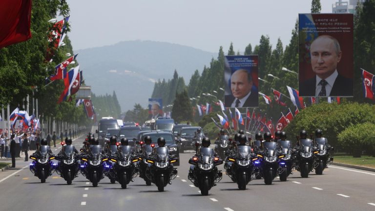 Кортеж президента РФ Владимира Путина в Пхеньяне Кортеж президента РФ Владимира Путина в Пхеньяне