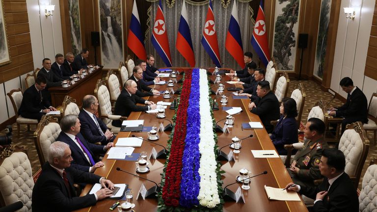 Президент РФ Владимир Путин и председатель государственных дел Корейской Народно-Демократической Республики Ким Чен Ын (четвертый справа) на российско-корейских переговорах в Пхеньяне Президент РФ Владимир Путин и председатель государственных дел Корейской Народно-Демократической Республики Ким Чен Ын (четвертый справа) на российско-корейских переговорах в Пхеньяне