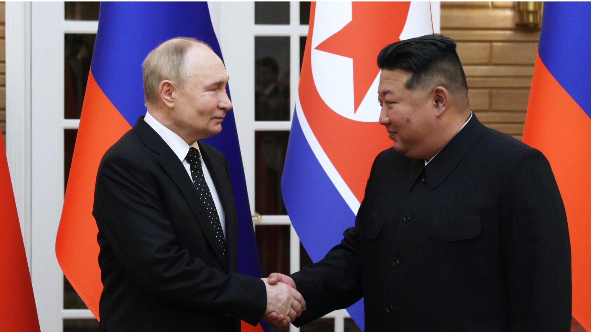 Президент РФ Владимир Путин и председатель государственных дел Корейской Народно-Демократической Республики Ким Чен Ын во время встречи в Пхеньяне Президент РФ Владимир Путин и председатель государственных дел Корейской Народно-Демократической Республики Ким Чен Ын во время встречи в Пхеньяне - РИА Новости, 1920, 22.06.2024