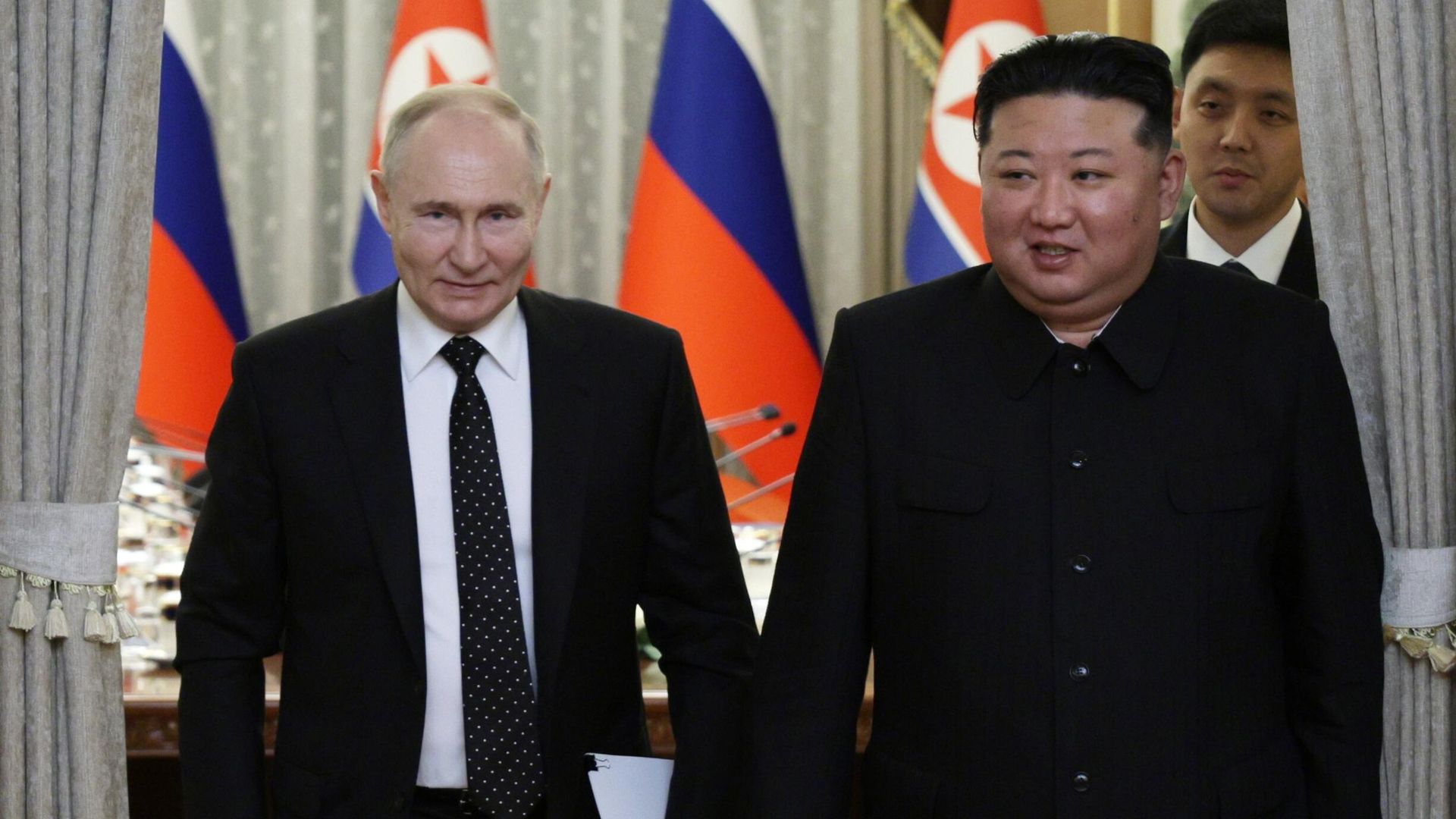 Президент РФ Владимир Путин и председатель государственных дел Корейской Народно-Демократической Республики Ким Чен Ын во время встречи в Пхеньяне Президент РФ Владимир Путин и председатель государственных дел Корейской Народно-Демократической Республики Ким Чен Ын во время встречи в Пхеньяне - РИА Новости, 1920, 20.06.2024