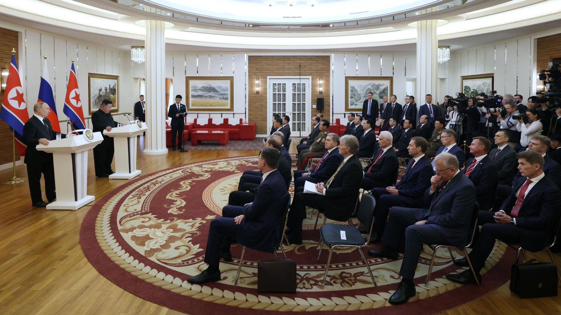 Президент РФ Владимир Путин и председатель государственных дел Корейской Народно-Демократической Республики Ким Чен Ын делают заявление для СМИ по итогам российско-корейских переговоров в Пхеньяне Президент РФ Владимир Путин и председатель государственных дел Корейской Народно-Демократической Республики Ким Чен Ын делают заявление для СМИ по итогам российско-корейских переговоров в Пхеньяне - РИА Новости, 1920, 19.06.2024