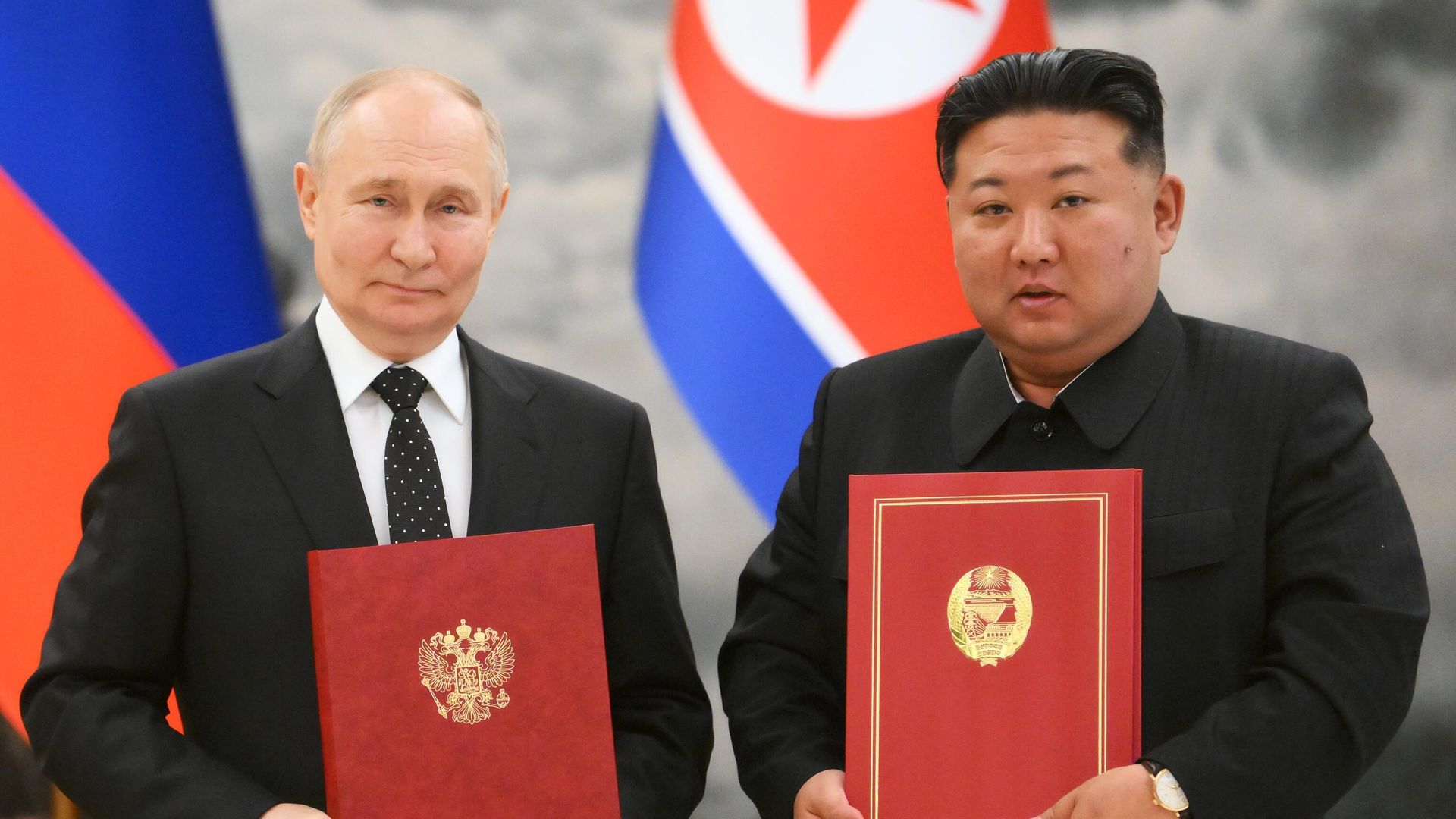 Президент России Владимир Путин и председатель государственных дел КНДР Ким Чен Ын во время подписания договора о всеобъемлющем стратегическом партнерстве между Российской Федерацией и Корейской Народно-Демократической Республикой и ряда двусторонних соглашений Президент России Владимир Путин и председатель государственных дел КНДР Ким Чен Ын во время подписания договора о всеобъемлющем стратегическом партнерстве между Российской Федерацией и Корейской Народно-Демократической Республикой и ряда двусторонних соглашений - РИА Новости, 1920, 25.06.2024