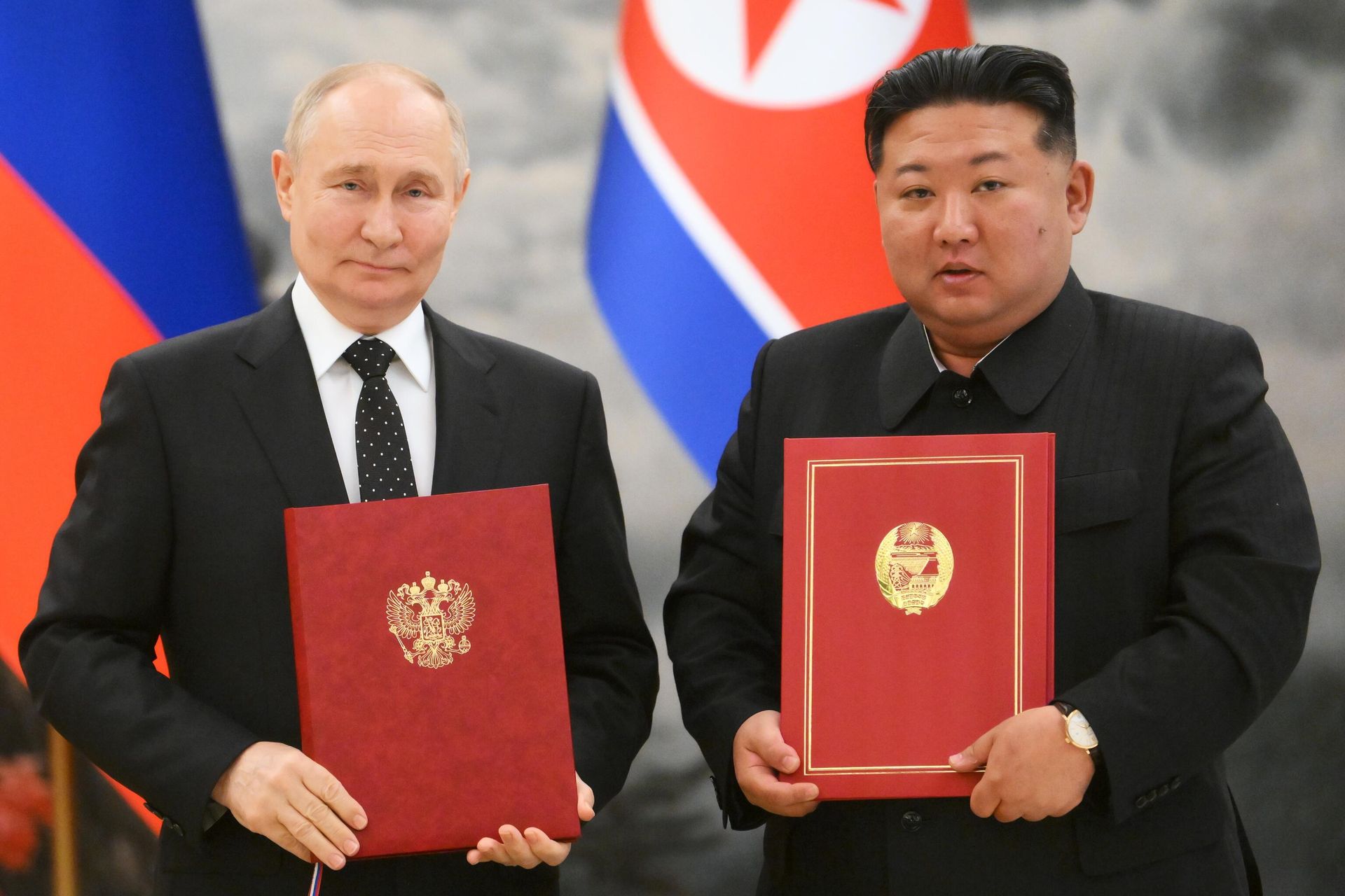 Президент РФ Владимир Путин и председатель государственных дел КНДР Ким Чен Ын во время подписания договора о всеобъемлющем стратегическом партнерстве между Российской Федерацией и Корейской Народно-Демократической Республикой и ряда двусторонних соглашений Президент РФ Владимир Путин и председатель государственных дел КНДР Ким Чен Ын во время подписания договора о всеобъемлющем стратегическом партнерстве между Российской Федерацией и Корейской Народно-Демократической Республикой и ряда двусторонних соглашений - РИА Новости, 1920, 24.10.2024