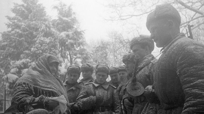 Калининский фронт, Великолукская операция. Оставшаяся в живых жительница села встречает советских солдат-освободителей. Великие Луки, Калининская (ныне Псковская) область, РСФСР, 1943 год. Калининский фронт, Великолукская операция. Оставшаяся в живых жительница села встречает советских солдат-освободителей. Великие Луки, Калининская (ныне Псковская) область, РСФСР, 1943 год.