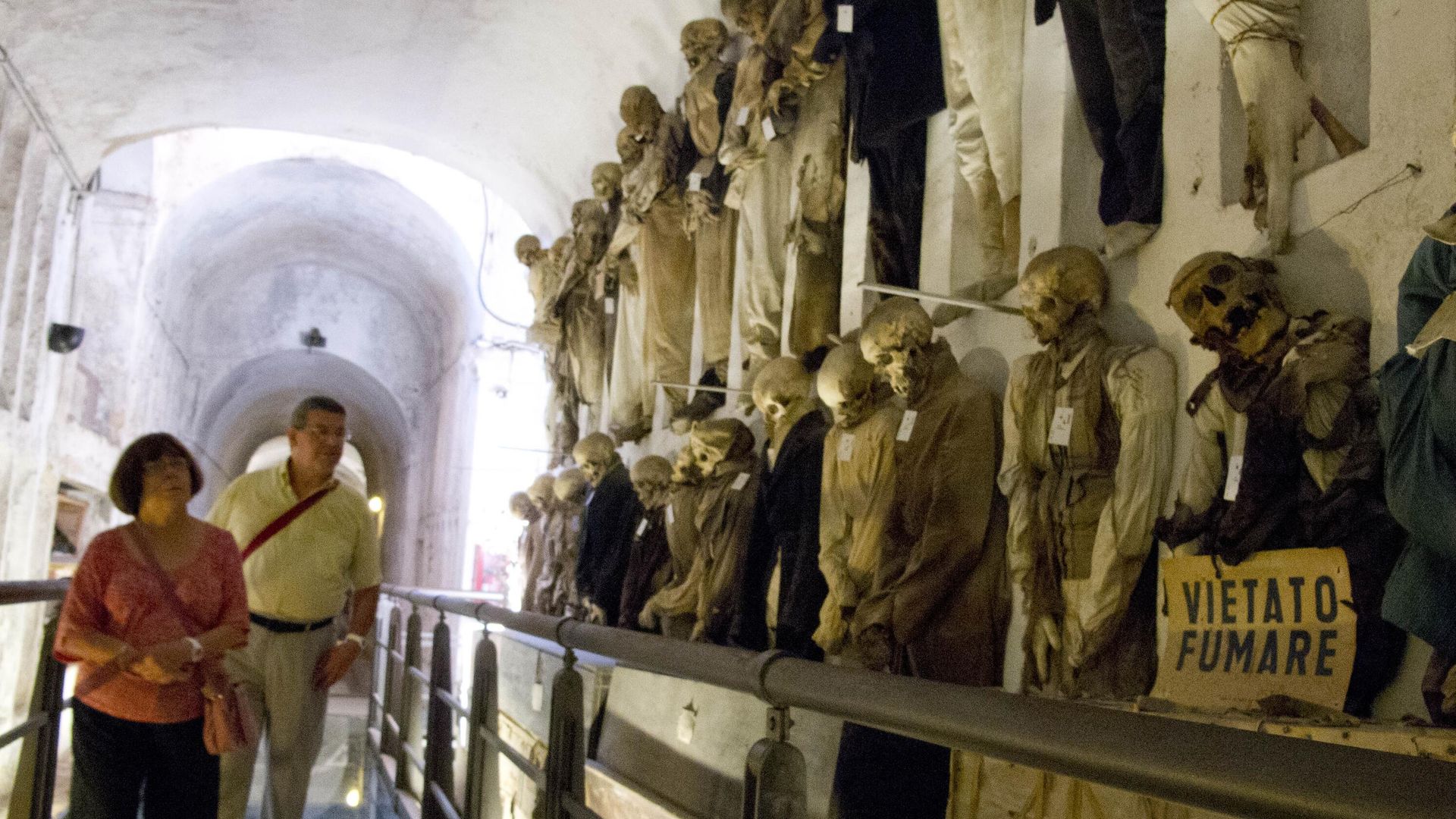 Туристы проходят мимо мумифицированных трупов, хранящихся в катакомбах капуцинов, Палермо, Сицилия Туристы проходят мимо мумифицированных трупов, хранящихся в катакомбах капуцинов, Палермо, Сицилия - РИА Новости, 1920, 22.06.2024