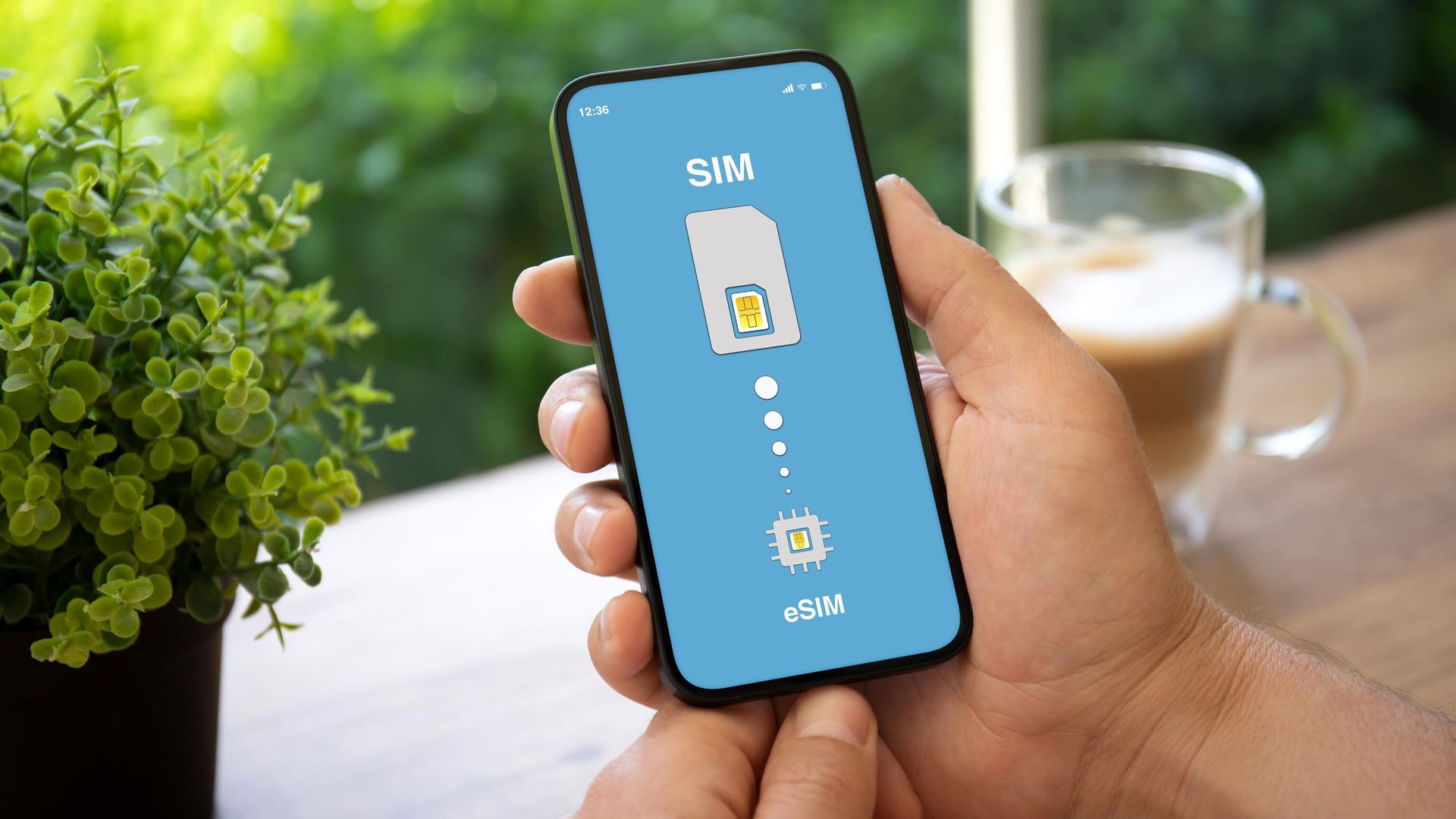 Мужчина подключает смартфон к цифровой сим-карте Мужчина подключает смартфон к цифровой сим-карте - РИА Новости, 1920, 19.06.2024