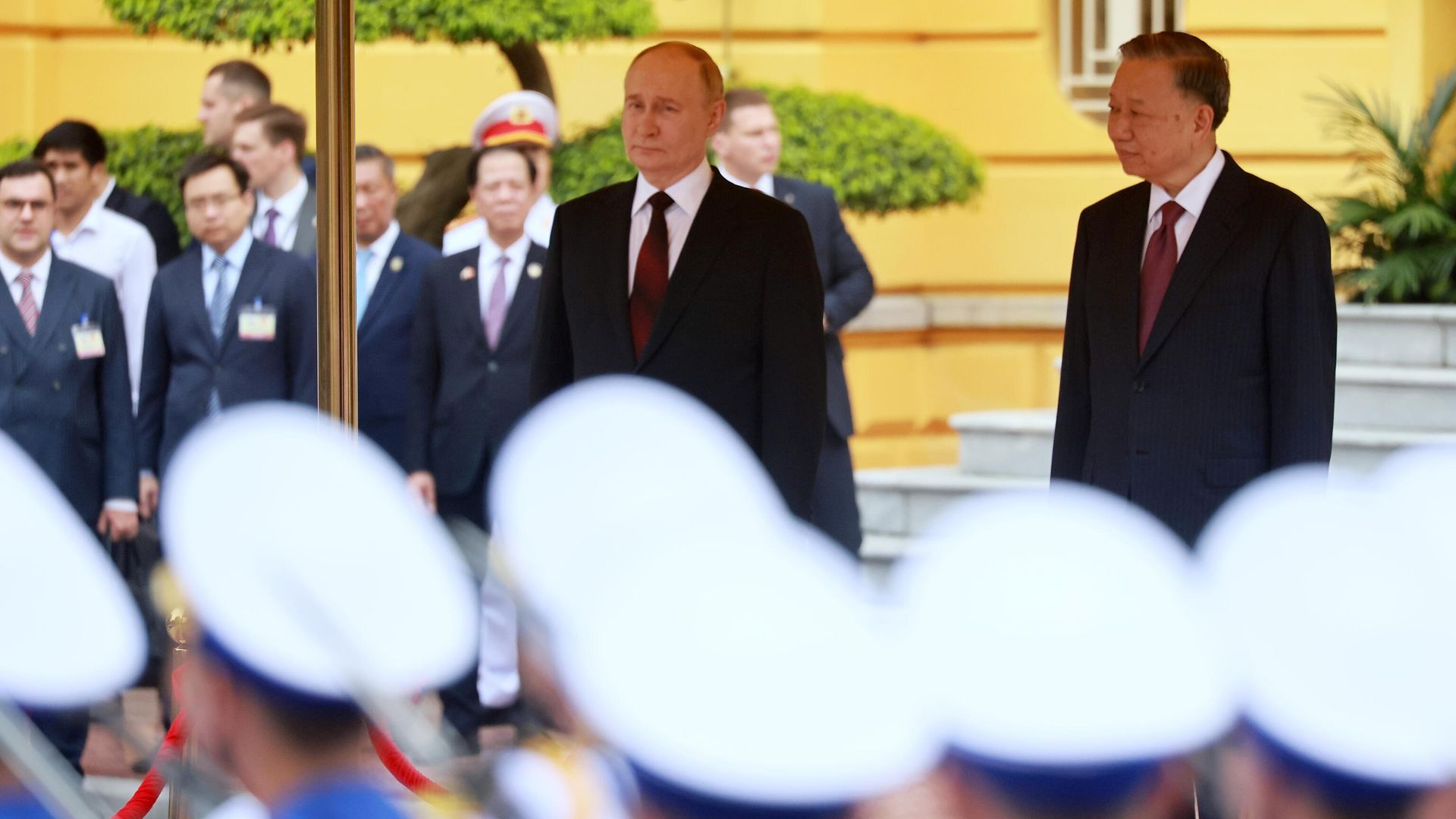 Президент России Владимир Путин и президент Социалистической Республики Вьетнам То Лам на церемонии официальной встречи на площади у Президентского дворца в Ханое Президент России Владимир Путин и президент Социалистической Республики Вьетнам То Лам на церемонии официальной встречи на площади у Президентского дворца в Ханое - РИА Новости, 1920, 21.06.2024