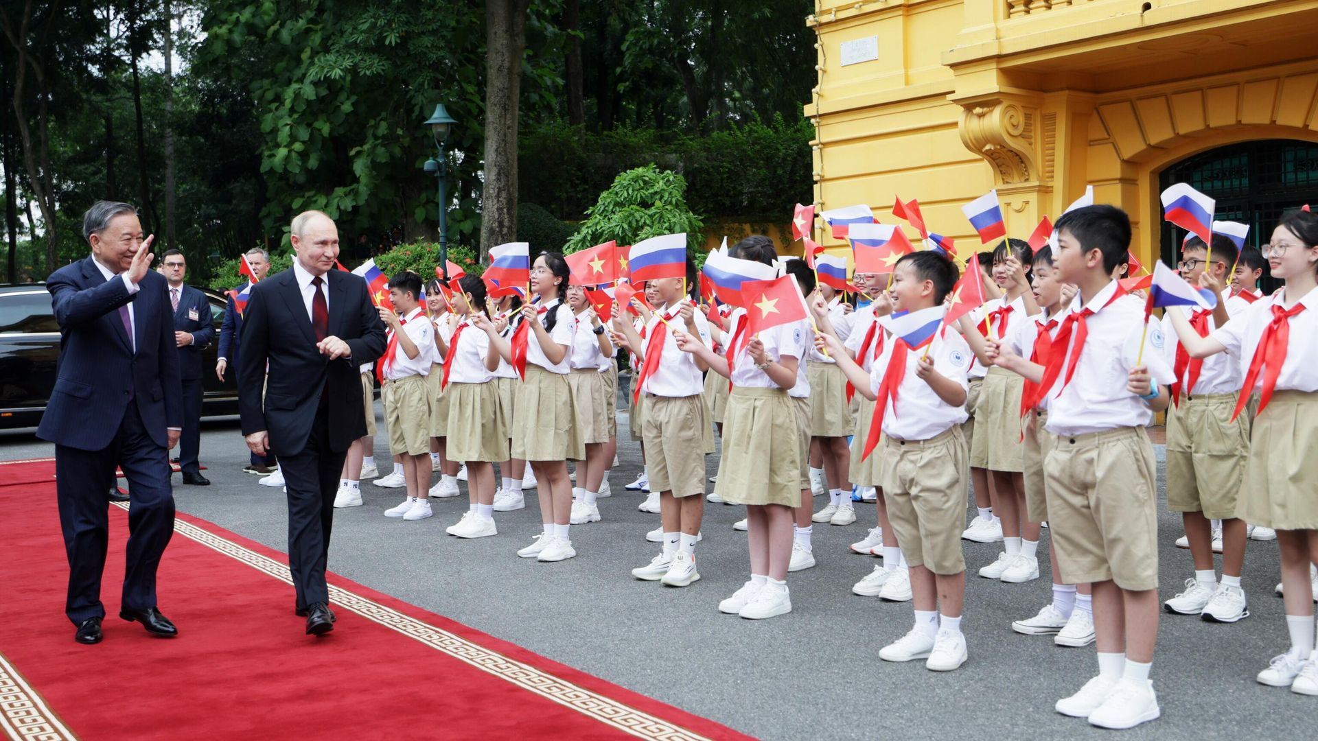 Церемония официальной встречи президента РФ Владимира Путина и президента Социалистической Республики Вьетнам То Лама на площади у Президентского дворца в Ханое Церемония официальной встречи президента РФ Владимира Путина и президента Социалистической Республики Вьетнам То Лама на площади у Президентского дворца в Ханое - РИА Новости, 1920, 20.06.2024