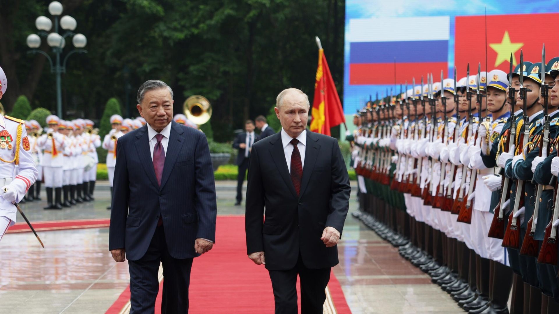 Президент России Владимир Путин и президент Социалистической Республики Вьетнам То Лам на церемонии официальной встречи на площади у Президентского дворца в Ханое - РИА Новости, 1920, 20.06.2024