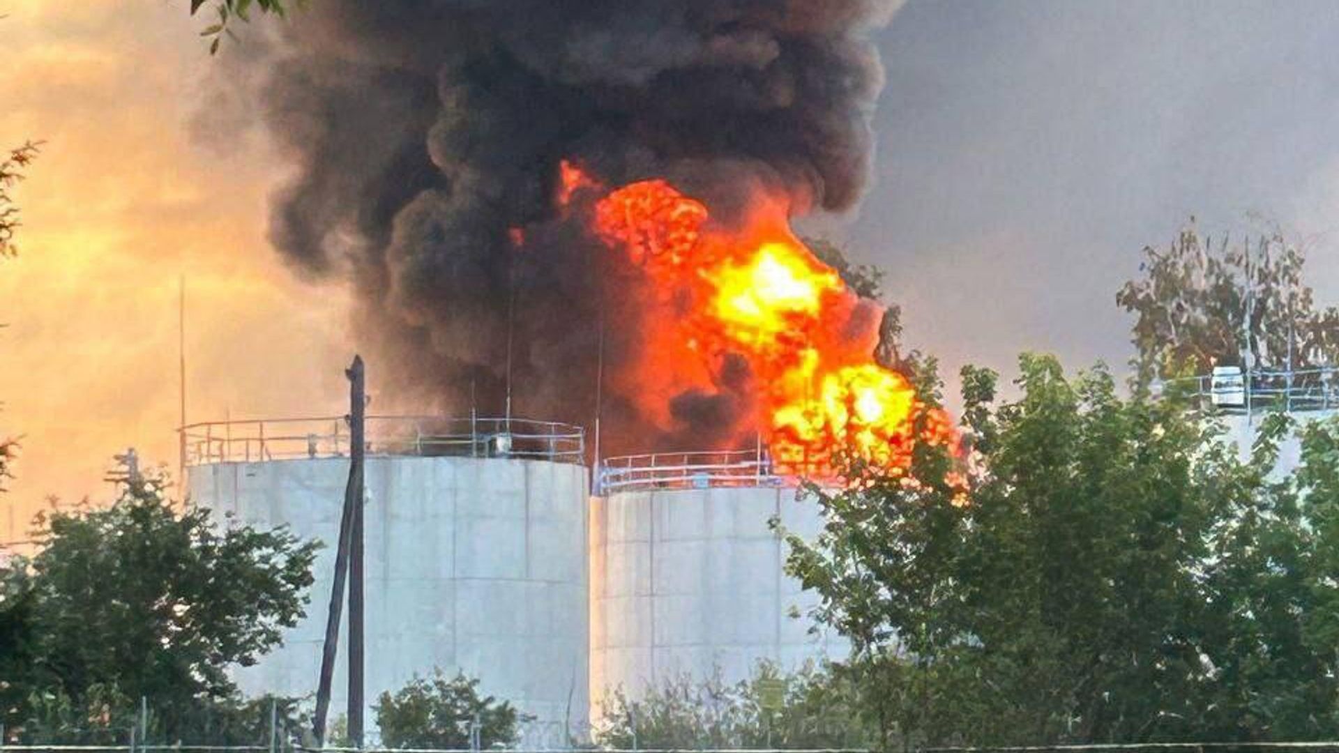 Пожар после атаки украинского дрона на территории Платоновской нефтебазы в Тамбовской области. 20 июня 2024 Пожар после атаки украинского дрона на территории Платоновской нефтебазы в Тамбовской области. 20 июня 2024 - РИА Новости, 1920, 21.06.2024