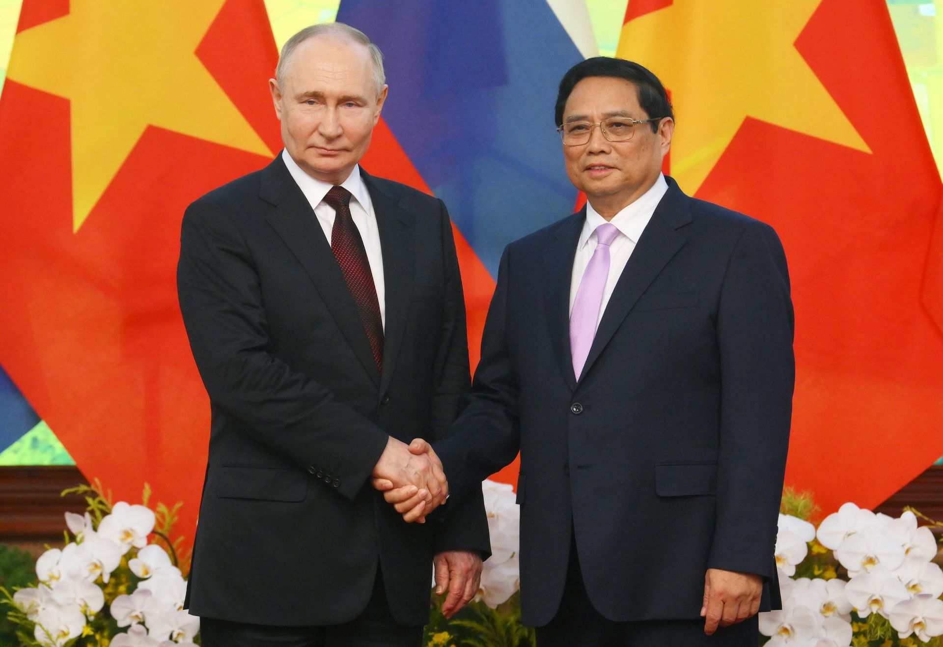 Президент РФ Владимир Путин и премьер-министр Социалистической Республики Вьетнам Фам Минь Чинь во время встречи в Ханое Президент РФ Владимир Путин и премьер-министр Социалистической Республики Вьетнам Фам Минь Чинь во время встречи в Ханое - РИА Новости, 1920, 20.06.2024