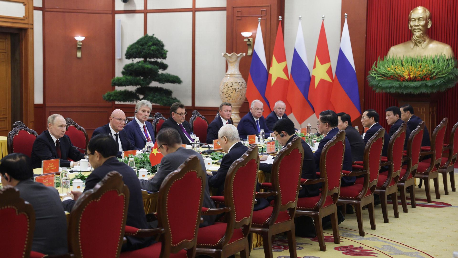 Президент РФ Владимир Путин и генеральный секретарь Центрального комитета Коммунистической партии Вьетнама Нгуен Фу Чонг во время встречи в Центральном комитете Коммунистической партии Вьетнама в Ханое. 20 июня 2024 Президент РФ Владимир Путин и генеральный секретарь Центрального комитета Коммунистической партии Вьетнама Нгуен Фу Чонг во время встречи в Центральном комитете Коммунистической партии Вьетнама в Ханое. 20 июня 2024 - РИА Новости, 1920, 20.06.2024
