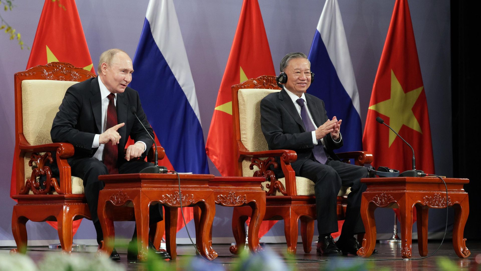 Президент РФ Владимир Путин и президент Социалистической Республики Вьетнам То Лам на встрече с выпускниками советских и российских вузов в Большом оперном театре в Ханое. 20 июня 2024 Президент РФ Владимир Путин и президент Социалистической Республики Вьетнам То Лам на встрече с выпускниками советских и российских вузов в Большом оперном театре в Ханое. 20 июня 2024 - РИА Новости, 1920, 20.06.2024